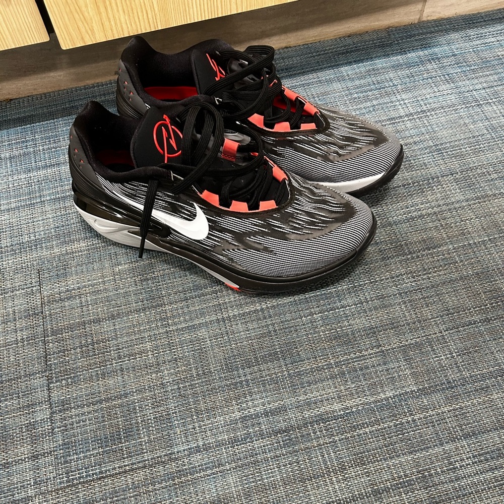 NIKE GT CUT 2. Size 11.